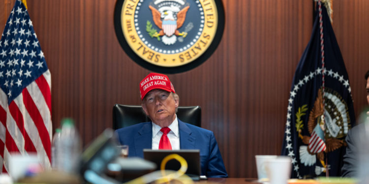 Trump potpisao rekordni američki ratni proračun od 800 milijuna dolara za Kijev — RT World News