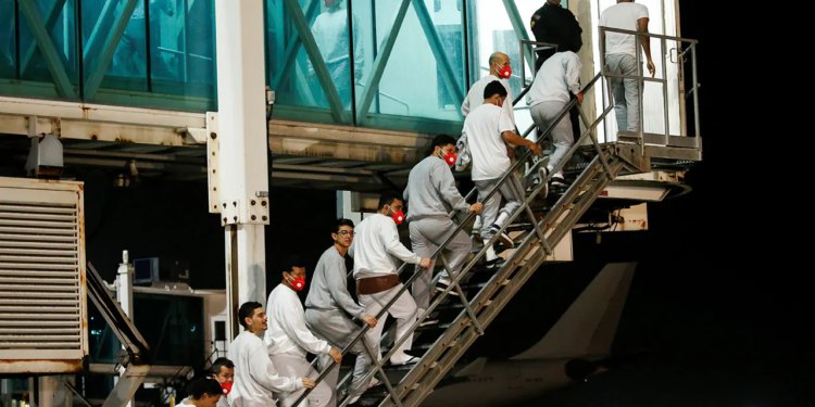 Trumpove snage za vojnu eskalaciju u Venezueli obustavljaju letove za deportaciju