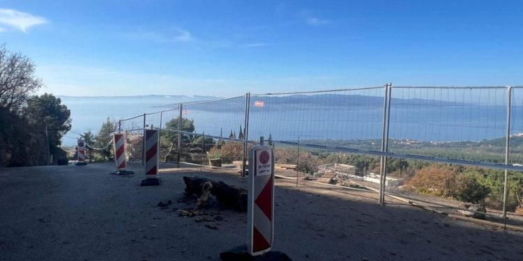 U Baškoj Vodi zbog odrona neke obitelji ne mogu do svojih kuća