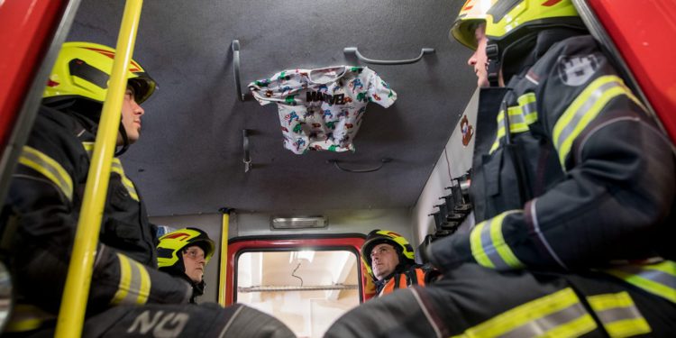 U Ivanić-Gradu vatrogasci spašavali trudnicu koja je upala u polupodzemni kontejner