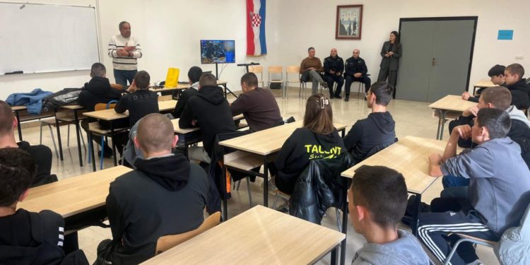 U Sinju predstavljen program „Sigurna vožnja e-romobila”