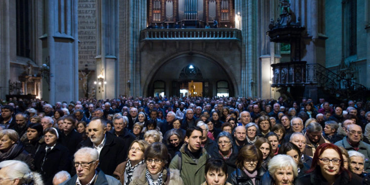 U Zagrebačku katedralu ponovno stiže mnoštvo vjernika: Održavaju se mise na Badnjak i Božić