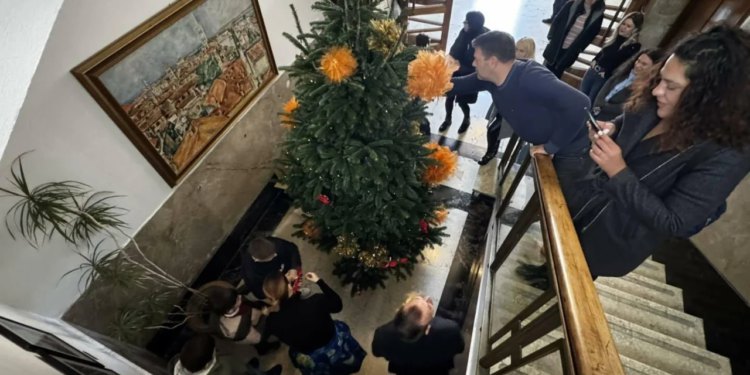 Učenici OŠ Voštarnica okitili jelku u Gradskoj upravi, pridružio im se gradonačelnik: “Vi ste mi najbolja delegacija!”