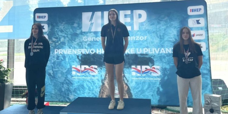 Uspješan nastup članova PK Zadra u Splitu, evo što su sve osvojili mladi plivači