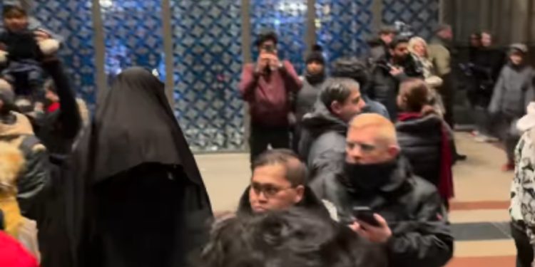 Usred polnoćke sve prestravio zastrašujućom maskom i ponašanjem: Morali su intervenirati