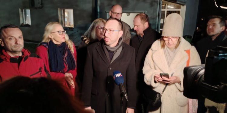 (Uživo) Tradicionalni obilazak Zagreba: Tomašević s dežurnim službama dočekuje Novu godinu