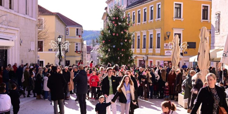 VELIKA FOTOGALERIJA Sunčani blagdan i božićna čarolija: Sinj danas oživio u koledanju i dječjoj bajci s jednorogom