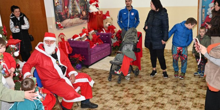 VELIKA RADOST Djed Božićnjak donio blagdansku čaroliju u Udrugu Empatija