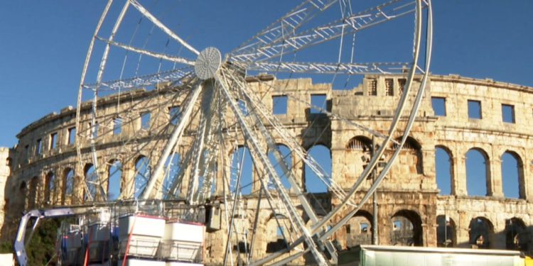 Veliki panoramski kotač u Puli premješten pod Arenu – Razlog: “Kritike javnosti da neće izdržati udare bure!”