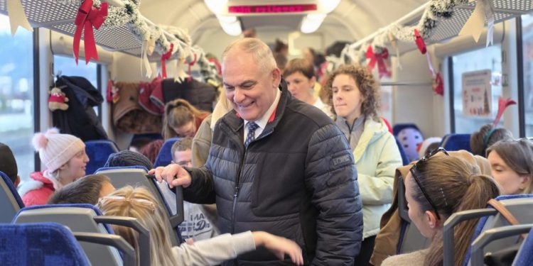 Veseli vlak provozao je 140 korisnika Centra Juraj Bonači, a veselju nije bilo kraja kad se pojavio Djed Božićnjak.