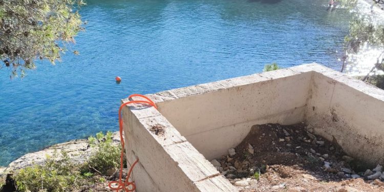 Vidi se ispust, ovdje se kupaju djeca!