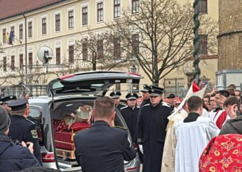 Vjernici dočekali blaženika: Relikvije Alojzija Stepinca vratile se u zagrebačku katedralu