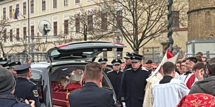 Vjernici dočekali blaženika: Relikvije Alojzija Stepinca vratile se u zagrebačku katedralu