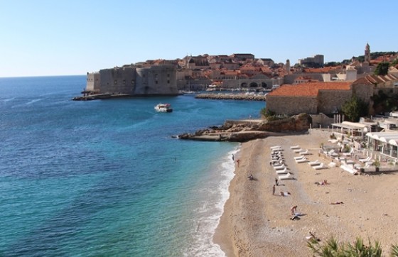 Vozač romobila udario u parkirano vozilo na Banjama i pobjegao s mjesta nesreće