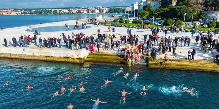 ZADAR Deseto novogodišnje zimsko kupanje na Morskim orguljama