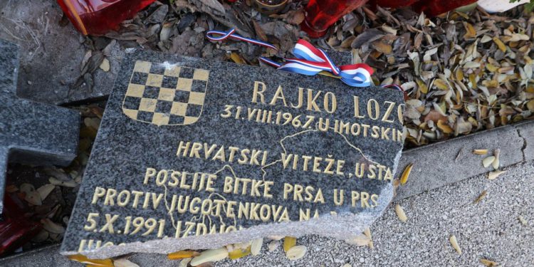 Zadarska policija još uvijek traga za počiniteljem koji je razbio ploču Rajku Lozi