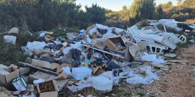 Zadarska šuma postala odlagalište opasnog otpada, a na deponij u Diklu se i dalje vozi miješani komunalni otpad