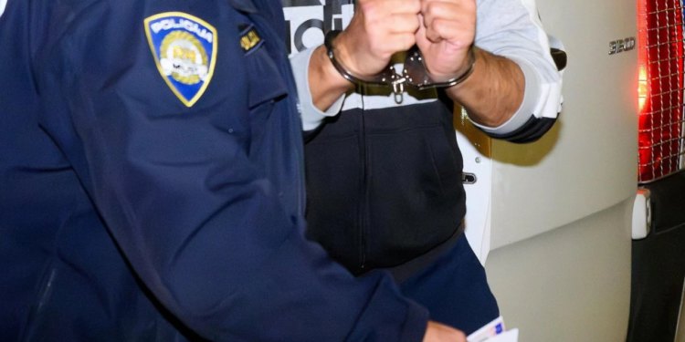 Zadarski – Policija uhitila dvojicu pijanih muškaraca zbog prijetnje 53-godišnjaku na Brodarici: kod jednog su pronašli