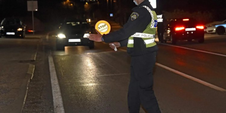 Zadarski – Policija zaustavila 19-godišnjaka na skuteru i odrezala mu kaznu od