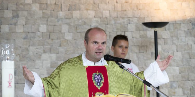 Zagrebački svećenik poslao poruku muškarcima: ‘Zna se tko mora biti na prvom mjestu’