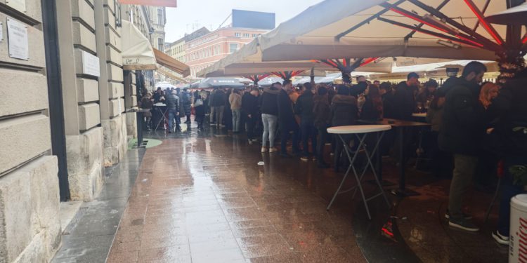 Zagrepčani i po kiši masovno dolaze u ovaj dio grada na Badnjak: ‘Svi se guraju, stisnuti kao srdele’