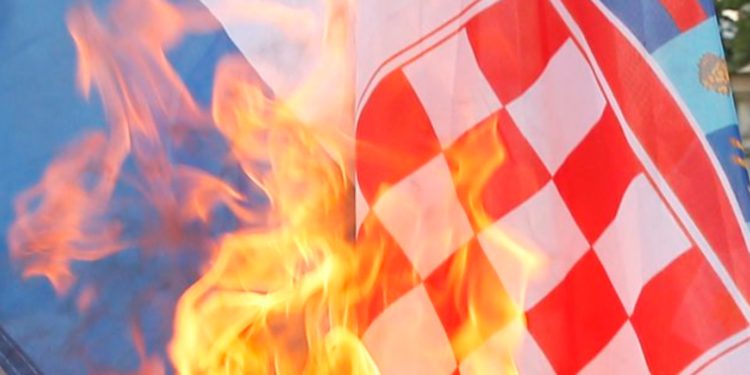 Zapalio hrvatsku zastavu i policijsku kapu: ‘U zemlji su vaši mrtvi’