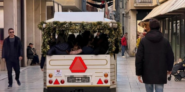Zašto Božićni vlakić vozi Kalelargom bez registracije? I još mi trubi da se maknem…