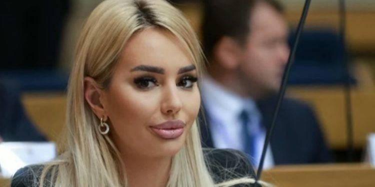 Zastupnica u RS objavila svoju diplomu: ‘Napadaju me jer pazim na svoj izgled’
