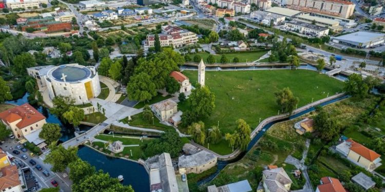 Zbog jakog vjetra odgođeno puštanje lampiona na Malom Glorijetu