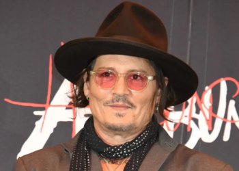 Zvijezda Pirata s Kariba Johnny Depp predstavljen sa zavjesom Jacka Sparrowa kreatora One Pieca Eiichira Ode