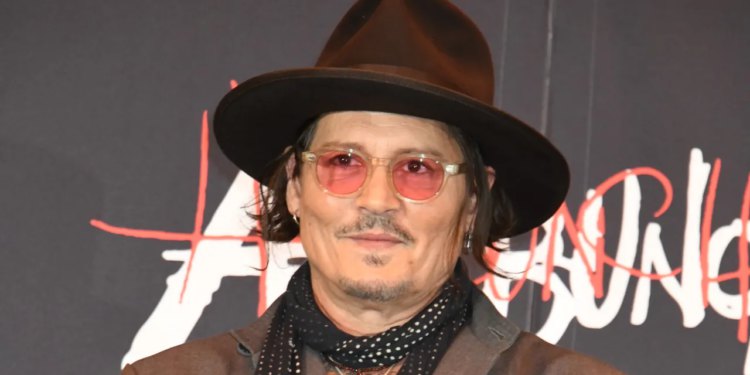 Zvijezda Pirata s Kariba Johnny Depp predstavljen sa zavjesom Jacka Sparrowa kreatora One Pieca Eiichira Ode