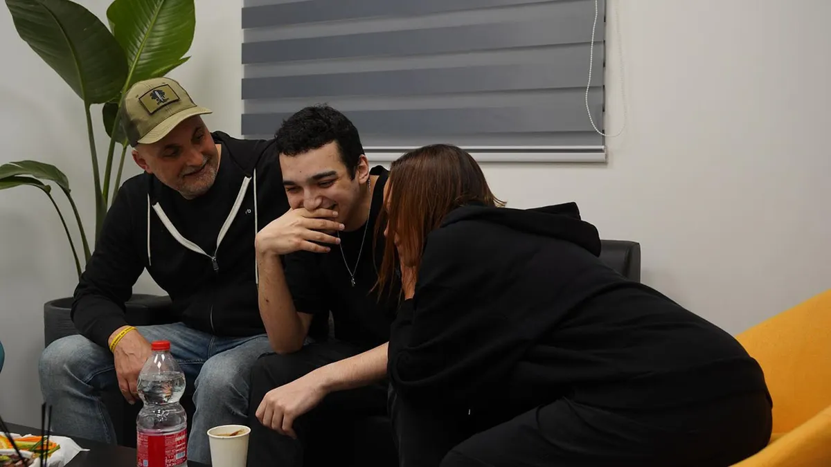 Edan Alexander razgovara s voljenima nakon što je pušten.