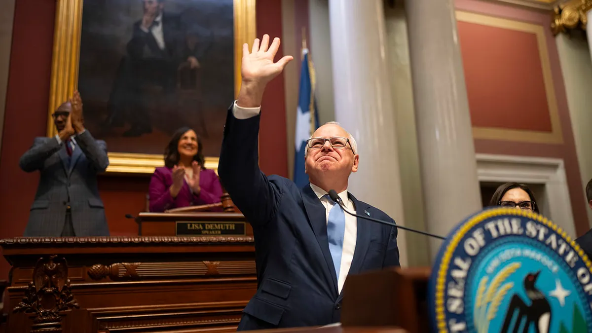 Walz maše i smiješi se na državnu adresu