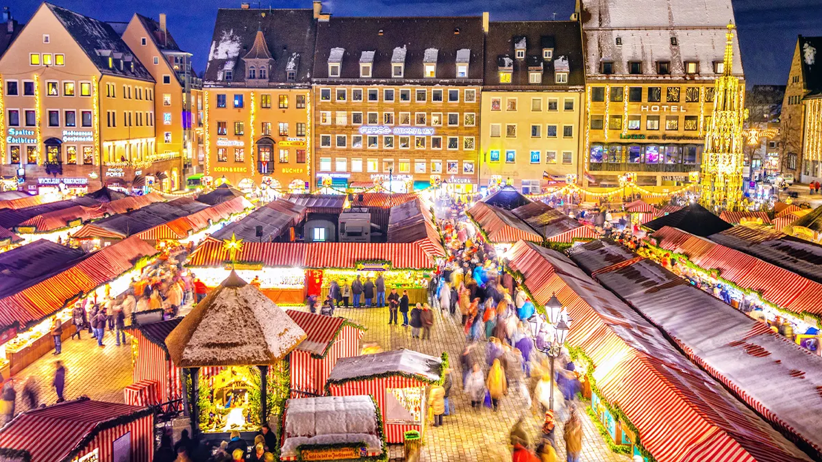 Noćni pogled na svjetski poznati Christkindlesmart Nürnberg i Altmarkt noću.