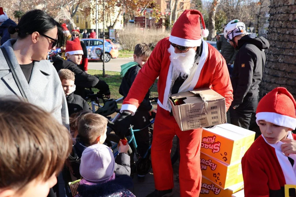 Biciklijada Djedova Božićnjaka ponovno prošla Mostarom i razveselila mališane