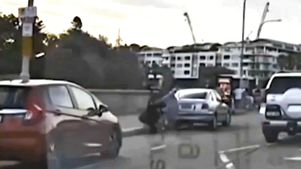 Promatrači se suočavaju s napadačem u Australiji