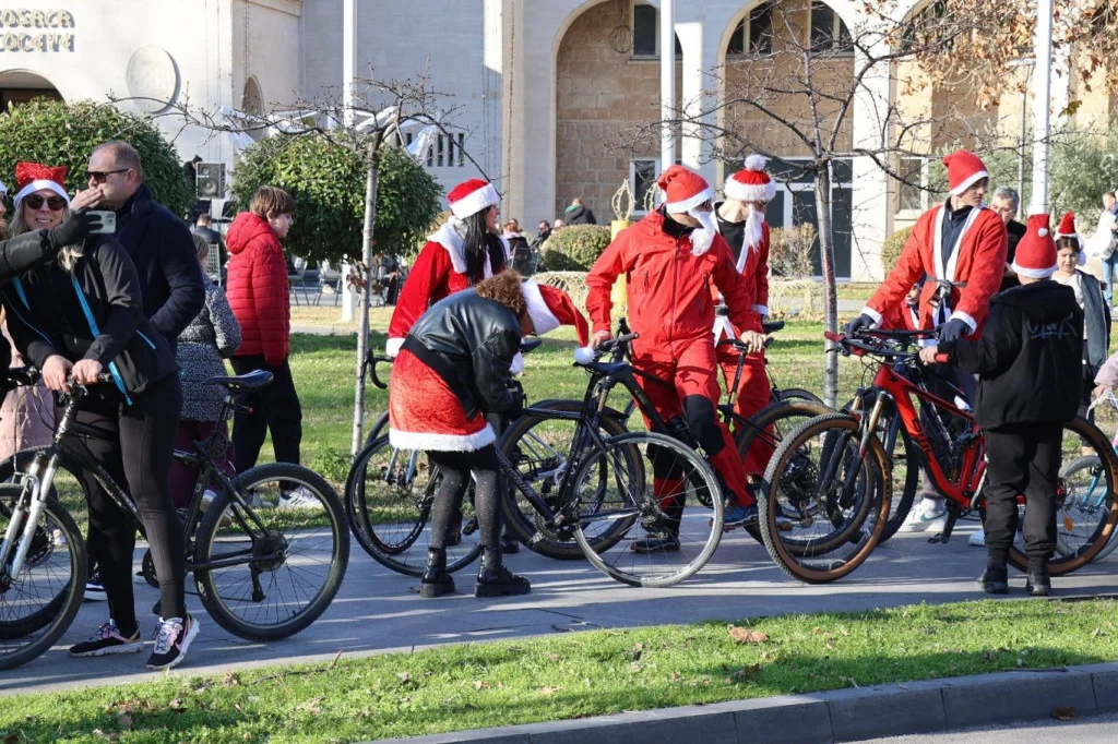 Četrnaesta biciklijada Djedova Božićnjaka donijela blagdanski duh u Mostar