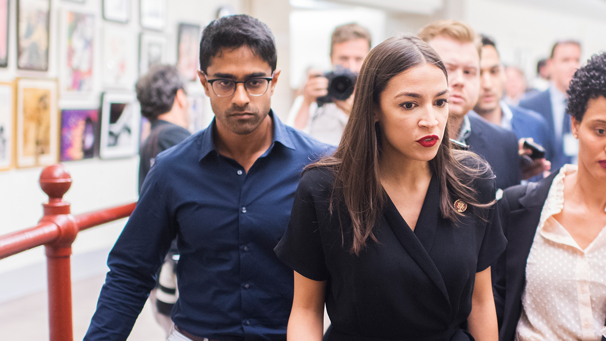 Saikat Chakrabarti pojavljuje se uz svog bivšeg šefa, predstavnika Alexandriu Ocasio-Cortez