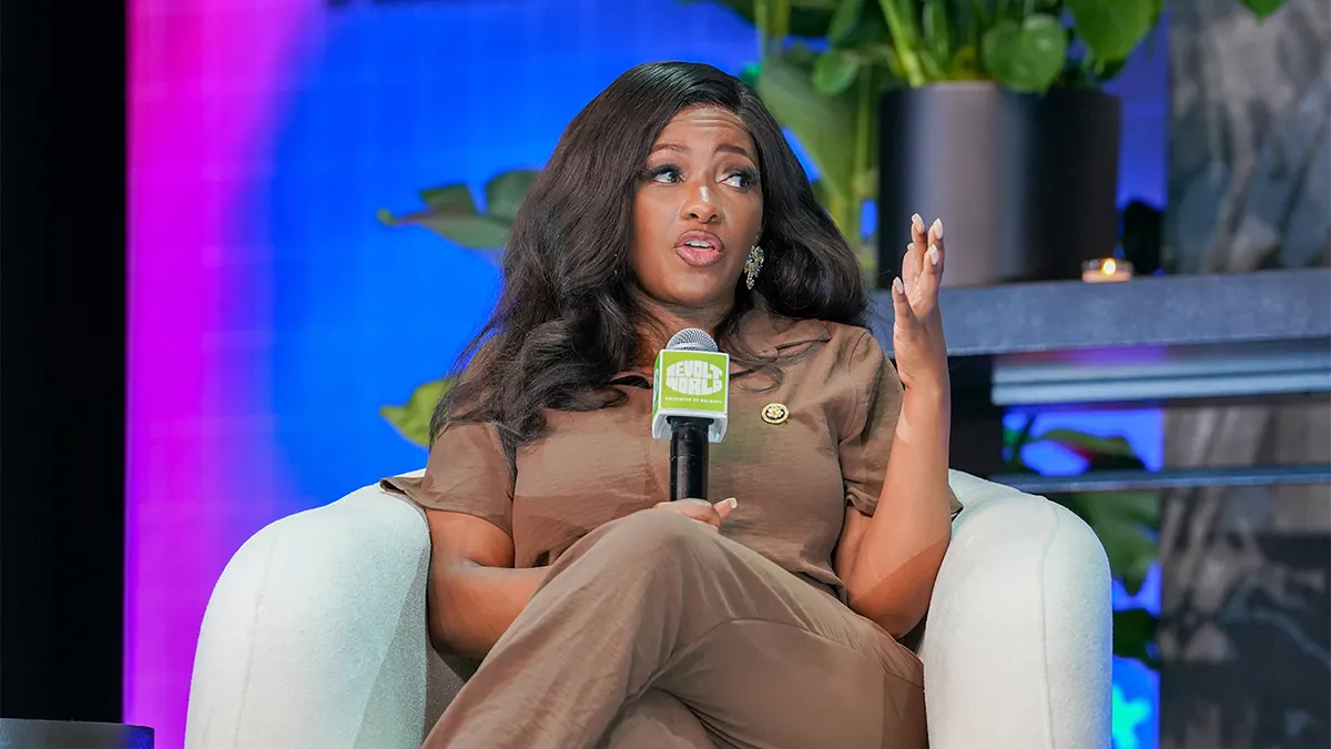 Poslanik Crockett govori u mikrofon.