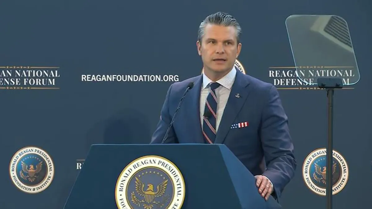 Ministar rata Pete Hegseth drži uvodni govor na Reaganovom nacionalnom obrambenom forumu, u subotu, 6. prosinca 2025., u Simi Valleyu, Kalifornija.