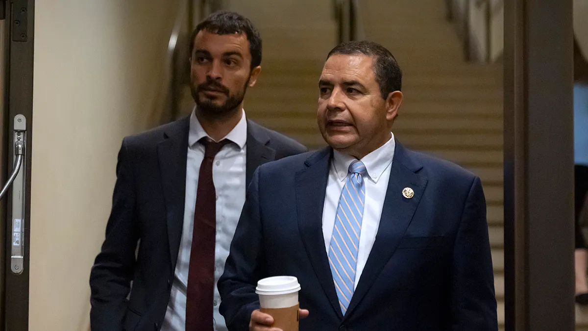 Zastupnik Henry Cuellar, D-Texas, desno, stiže na sastanak demokrata Predstavničkog doma na Capitol Hillu u Washingtonu, 19. studenog 2025.