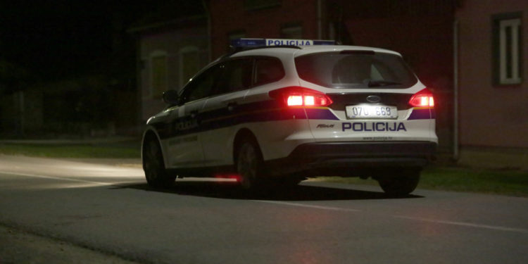 Auto pao s dizalice kod Petrinje i usmrtio čovjeka