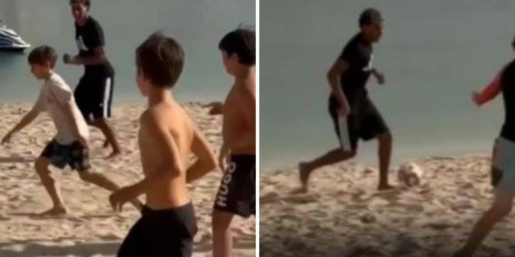 igra nogomet s nekom djecom