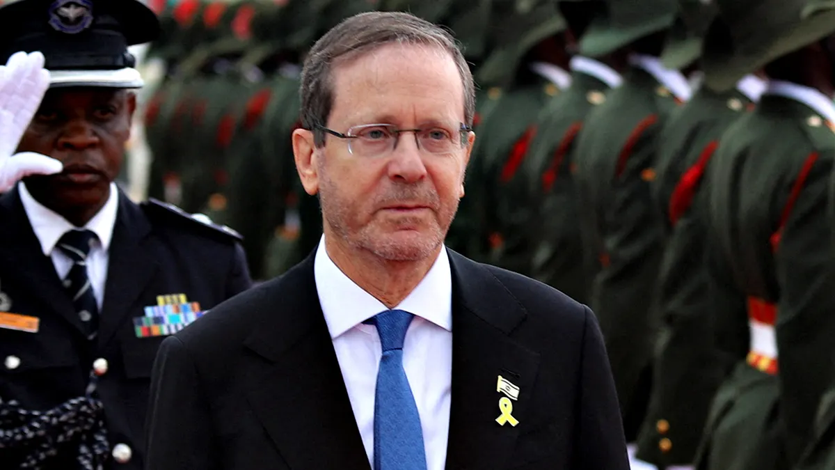 Izraelski predsjednik Isaac Herzog izgleda strogo dok hoda