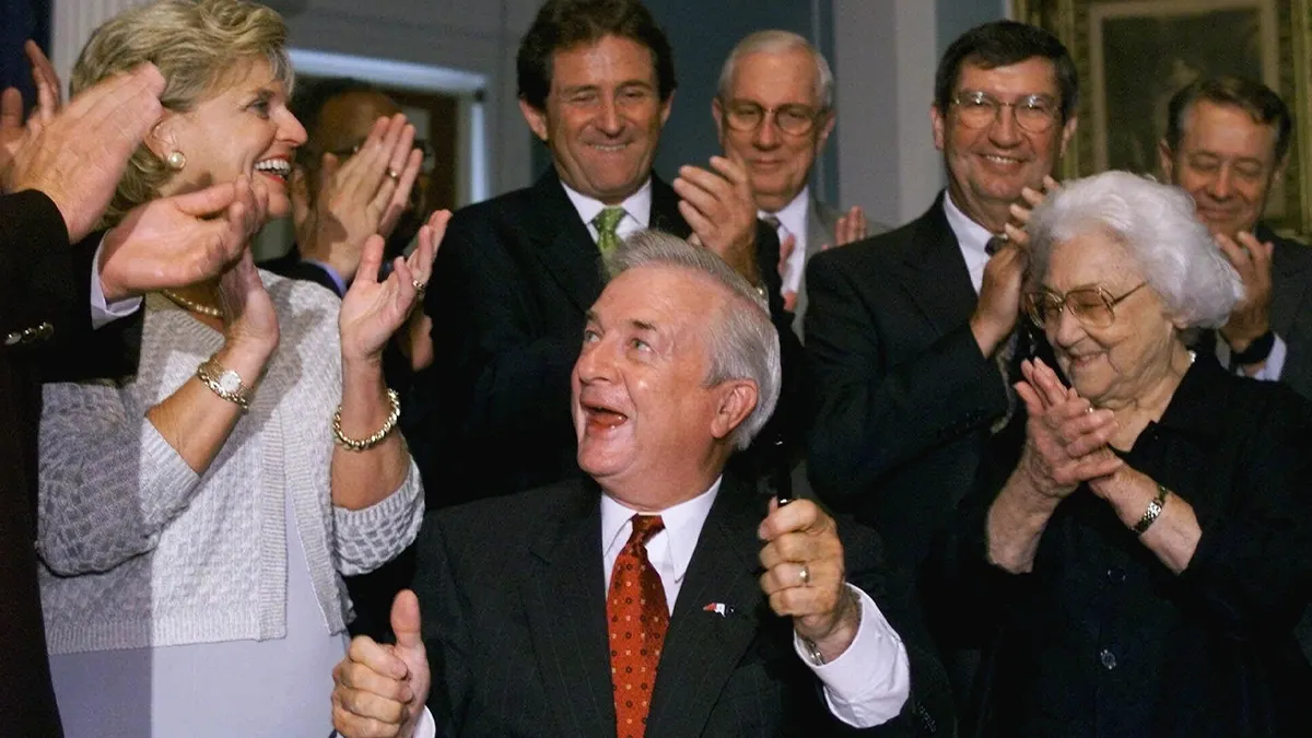 Jim Hunt se smiješi nakon potpisivanja naloga ispred ureda