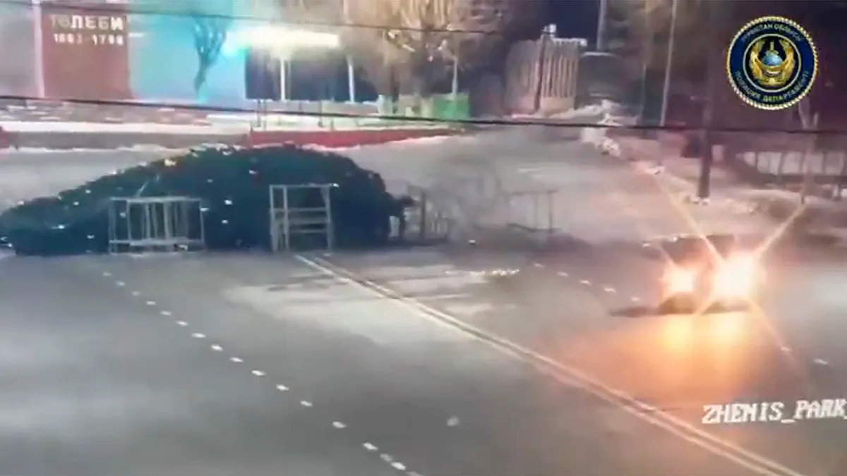 Joyride se zabija u božićno drvce snimljeno na videu