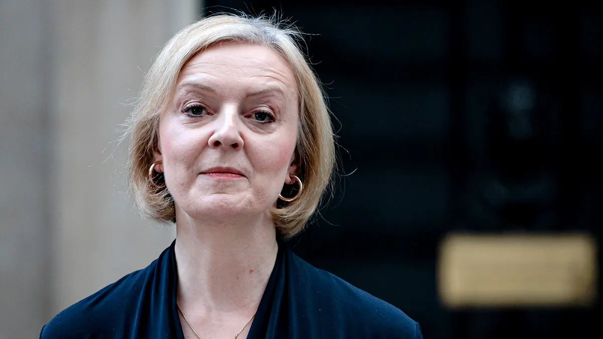 Britanska premijerka Liz Truss drži govor o ostavci ispred Downing Streeta 10 u Londonu.