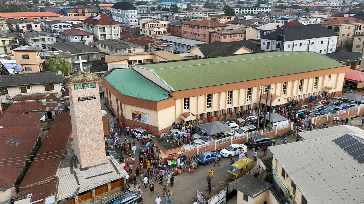 Dron prikazuje kršćane koji napuštaju crkvu u Nigeriji
