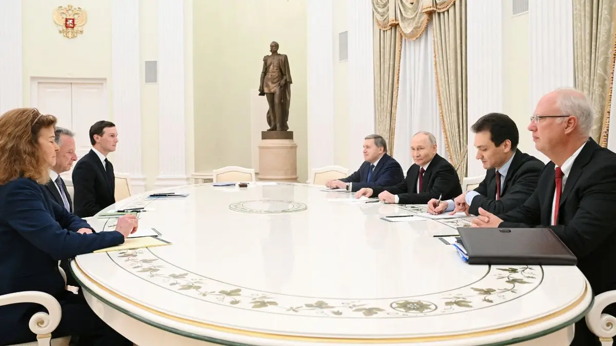 Vladimir Putin sastaje se s američkim izaslanikom Steveom Witkoffom, Jaredom Kushnerom i američkim dužnosnicima za dugačkim stolom u Kremlju.