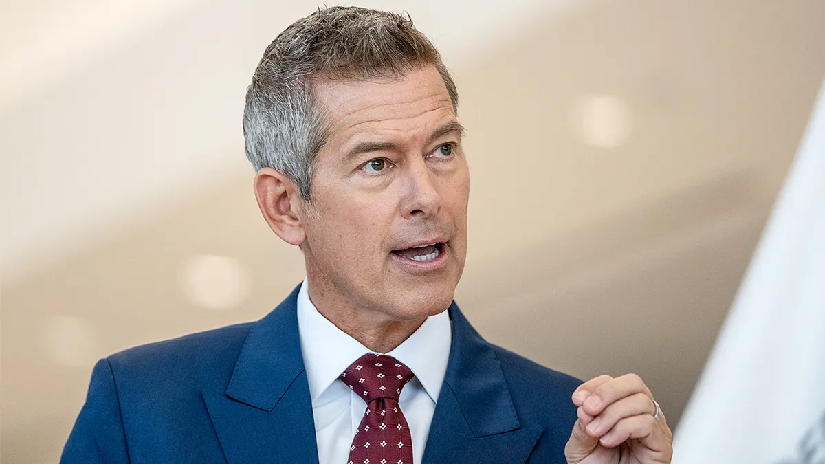 Ministar prometa Sean Duffy govori tijekom konferencije za novinare unutar terminala zračne luke.